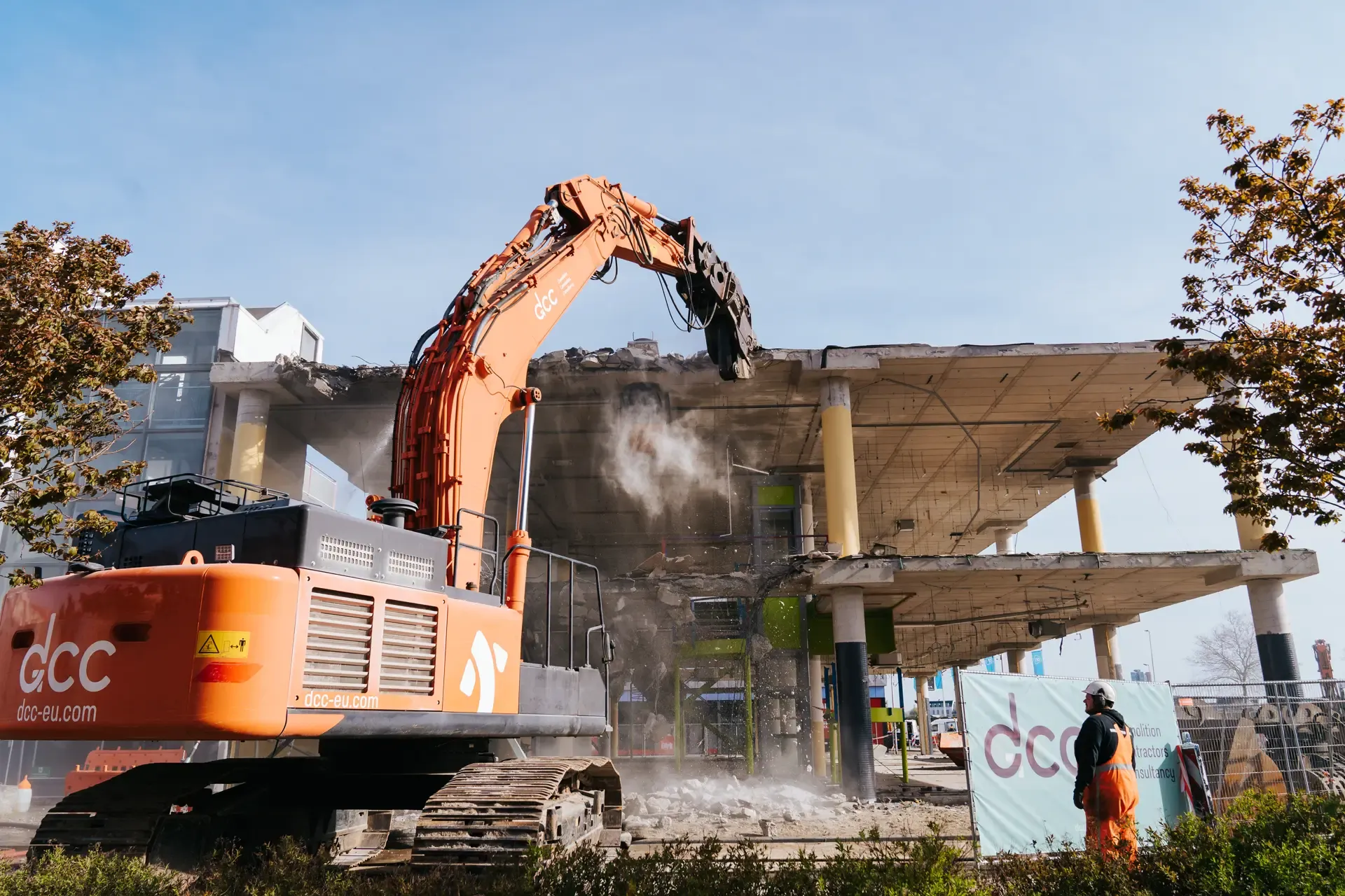 Binnenstedelijke sloop — Winkelpanden slopen in het drukke centrum van Spijkenisse